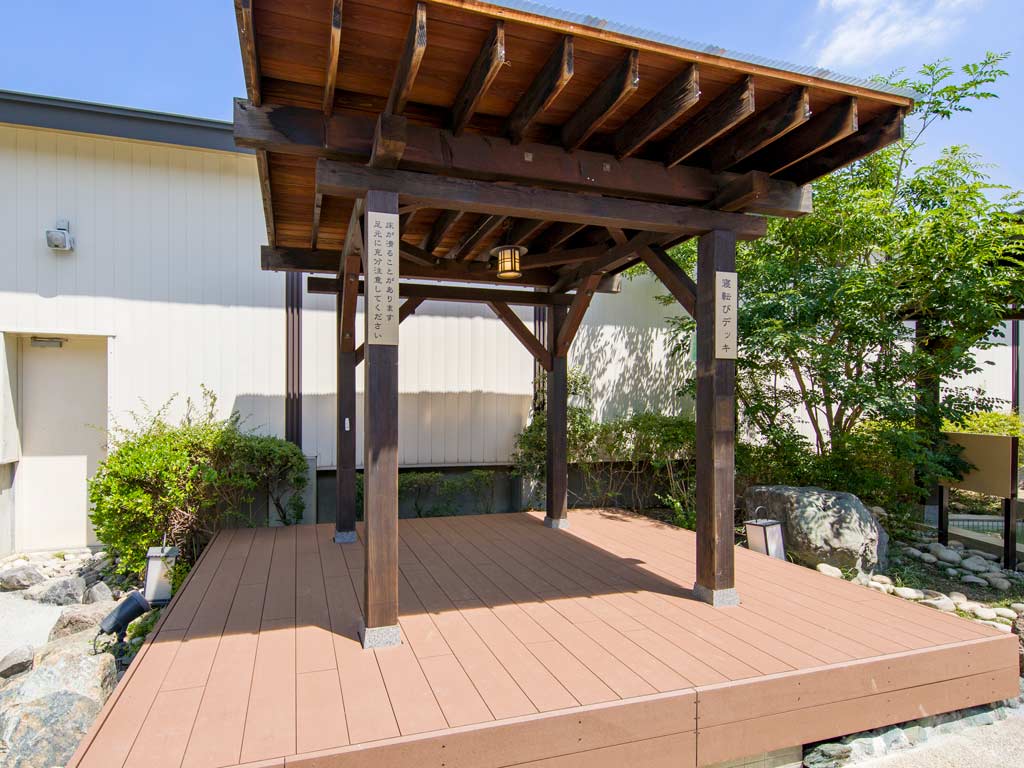 ひと休みに　寝転びデッキ